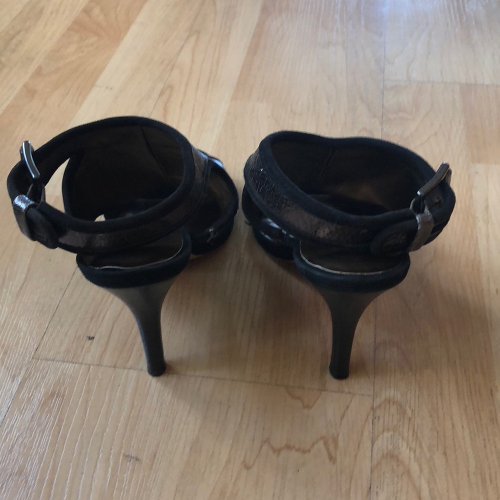 Cynthia Vincent metallic pewter & Black  heels - Picture 3 of 6